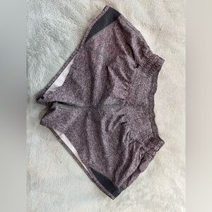 Lululemon hotty hot shorts
Size 4 
In good condition!